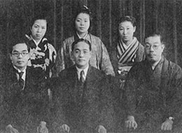 宍戸商会創立当時（前列中央：創業者 宍戸 一）